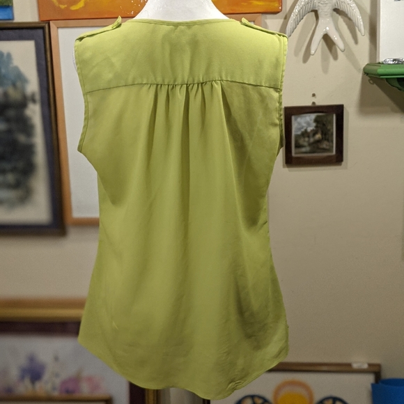 BANANA REPUBLIC Sheer Sleeveless Citrus Lime Blouse Ruffled Button Tab Top Sz M - Picture 6 of 9